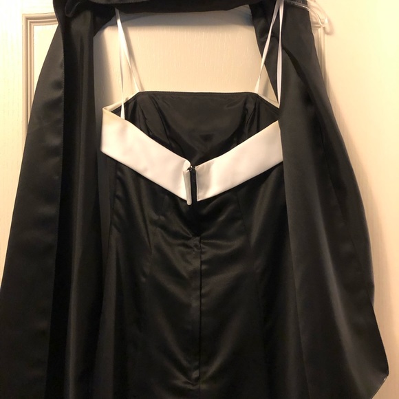 Black and white gown - Picture 4 of 5